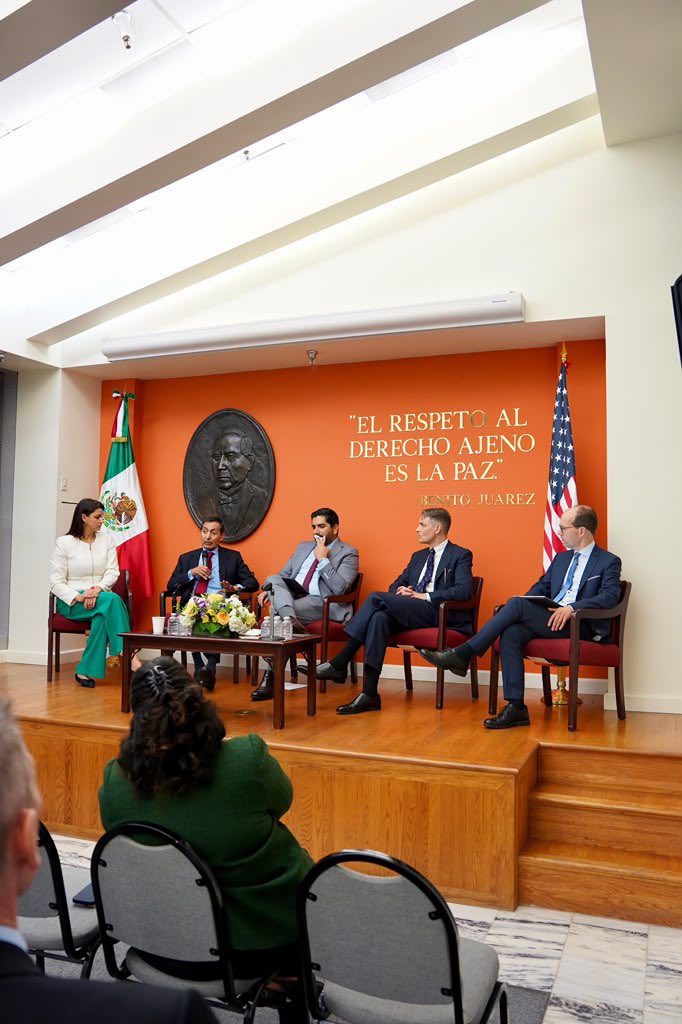 robertolazzeri's tweet photo. La innovación financiera es clave para ampliar la inclusión, impulsar la productividad y fortalecer la competitividad de México.

En la @EmbamexEUA se llevó a cabo el panel “Unlock Financial Modernization through Policy Innovation”, en el que participé junto con Rogelio Ramírez de la O, exsecretario de Hacienda y asesor económico del Gobierno de México; Todd Fox, presidente del @Visa Economic Empowerment Institute; Ulf Lewrick, economista del Banco de Pagos Internacionales (@BIS_org); y Elisa de Anda Madrazo, expresidenta del GAFI.

Conversamos sobre el potencial de los pagos digitales, la inteligencia artificial y la innovación regulatoria para facilitar el acceso a servicios financieros, especialmente para personas y pequeñas empresas.

La colaboración entre gobiernos, organismos internacionales y sector privado es fundamental para construir un sistema financiero más moderno, seguro e incluyente, que genere oportunidades de crecimiento y fortalezca nuestra competitividad regional.