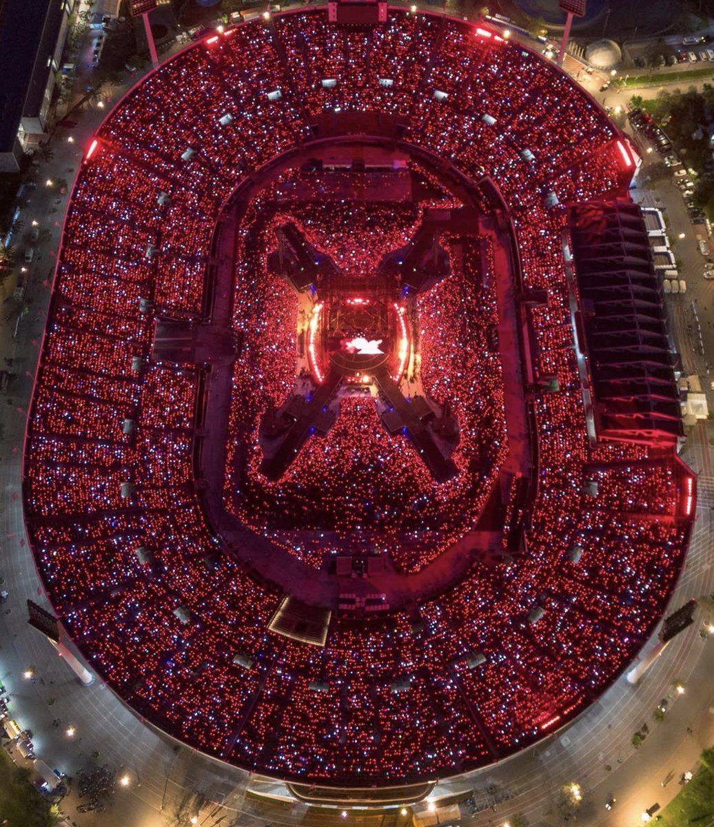 shadxwpjm's tweet photo. como los conciertos anteriores de bangtan en chile fueron en recinto cerrado no se podía apreciar en su totalidad la belleza de los colores, pero esta imagen realmente es para la historia https://t.co/wI4CiaA7Gb