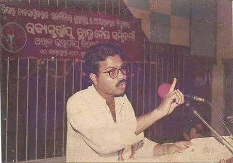 sunilli_7's tweet photo. @dpradhanbjp From leading student protests against paper leaks in Odisha back in 1997 to reaching the top echelons of national politics—this throwback photo of Shri @dpradhanbjp ji reminds us that a true leader is born from grassroots struggles and campus democracy. Inspiring journey! ❤️ https://t.co/MDRkF5A0W8