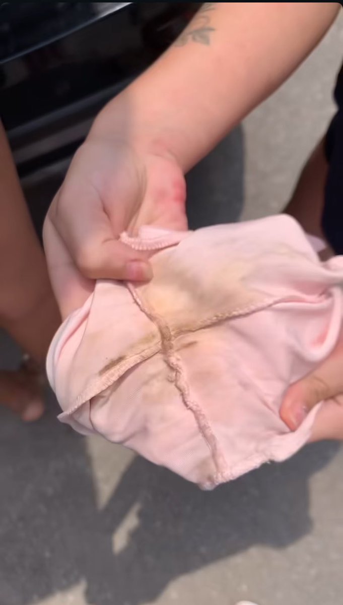 fdsoplaneta's tweet photo. Briga da biazinha ex do nikita
(short rosa) com a japa (Duda) ambas erão amigas acabaram se desentendendo e marcaram o mano a mano, a Bia devolveu uma roupa pra japa e o fundo estava podre🤮🤣🤣🤣🙈🤮 https://t.co/t9nDfRLV5w