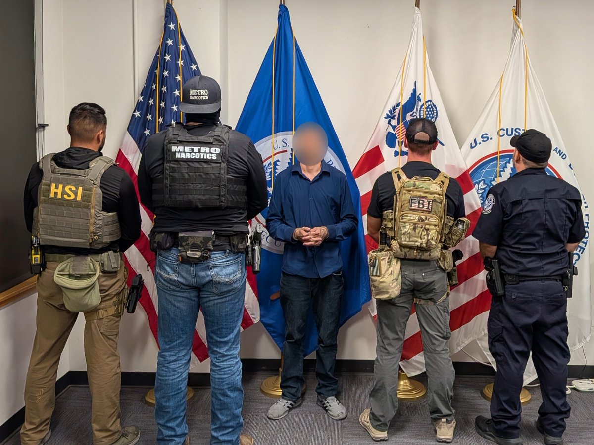 FBIAlbuquerque's tweet photo. Five people are facing federal drug trafficking charges for allegedly distributing methamphetamine and fentanyl in southern New Mexico through an operation coordinated by an American citizen incarcerated in a prison in Ciudad Juarez, Mexico.

Read more; https://t.co/6HIAogZuTO https://t.co/YNuWZxZg82