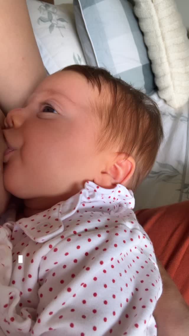 SusanaPS6's tweet photo. Princesinha mamando 🤱🏻 e uma mamãe toda feliz com o resultado do desenho do TeTheo! 🖍️🦋🥰 https://t.co/B8FATS3gyT