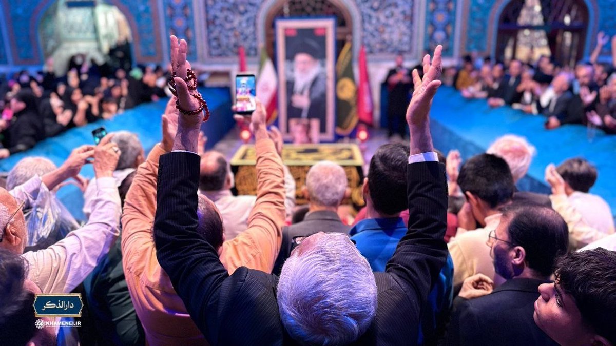 daarozekr's tweet photo. لحظاتی پیش؛ قاب‌هایی از جمعیت انبوه عاشقان حضرت آیت‌الله العظمی شهید خامنه‌ای در شب ولادت حضرت زینب (س) در رواق دارالذکر. ۱۴۰۵/۰۷/۲۳ https://t.co/AYcHGX34h2