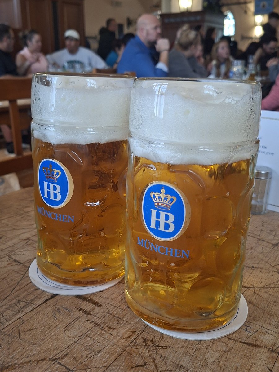 PaliparanDotCom's tweet photo. Hofbräuhaus in Munich: one of those must-visit European bars. Sure, it attracts hordes of tourists, but it's stunning, fun, and still has a strong local vibe. Besides, given that nearly all tables are shared (as is customary in Bavarian beer halls), finding a place is easy. https://t.co/v2Pxiubd4t