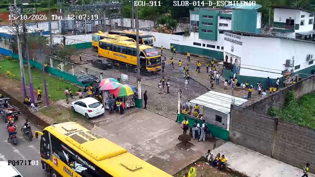 ecu911Ibarra's tweet photo. 📍 #Esmeraldas l A través de #VideovigilanciaECU911 se mantiene el monitoreo preventivo de los alrededores de las unidades educativas de la provincia.

📹 El monitoreo permanente permite identificar oportunamente posibles novedades y coordinar acciones con las instituciones articuladas para precautelar la seguridad de la comunidad educativa. 🏫 

📞 Ante cualquier emergencia, comunícate al 9-1-1.

 #LíneaÚnicaParaEmergencias