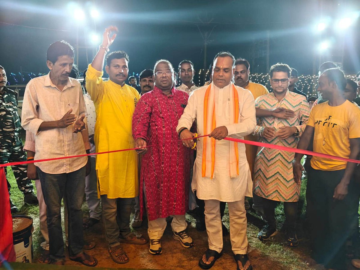 bjp_sau's tweet photo. ঝাড়গ্রাম গ্রামীণ এলাকার টাঙ্গিয়া গ্রামের সার্বজনীন দুর্গাপুজোর শুভ উদ্বোধন। মা দুর্গার আশীর্বাদে সকলের জীবন সুখ, শান্তি ও সমৃদ্ধিতে ভরে উঠুক। দুর্গপুজোর শুভেচ্ছা জানাই সকলকে। https://t.co/cFs4M7X1VT