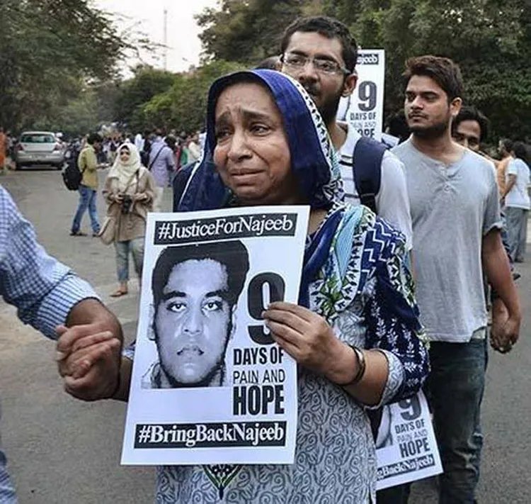 MuslimVoiceCell's tweet photo. 📍 JNU, दिल्ली

नेहा बोरा ने नजीब अहमद के लापता होने और इंसाफ़ की लड़ाई को लेकर उठाए सवाल।

उन्होंने कहा, “हम नहीं भूलेंगे कि कैसे JNU के छात्र नजीब को गायब कर दिया गया। जब उसके लिए इंसाफ़ की मांग करते हुए छात्र सड़कों पर उतरे, तो उसी को दोषी ठहराया गया। उसके खिलाफ अफवाहें फैलाई गईं और उसे ‘एंटी-मुस्लिम’ व ‘पाकिस्तानी’ जैसे टैग दिए गए। हम नहीं भूलेंगे, आपने ये किया।”