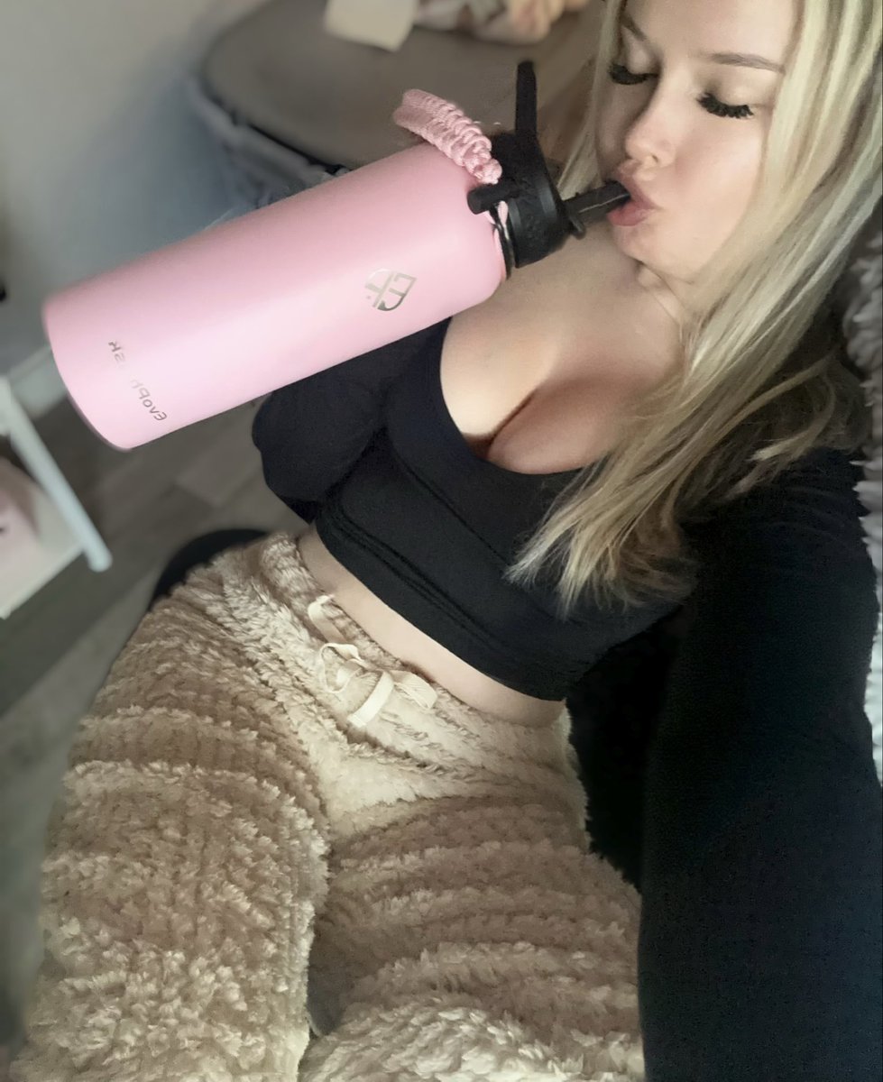 GoddessVx24's tweet photo. Woke up late,oops. 
Daily reminder: Your wallet already knows who it belongs to.. Send or stay broke watching you little bitch. https://t.co/nddIhG1HEf