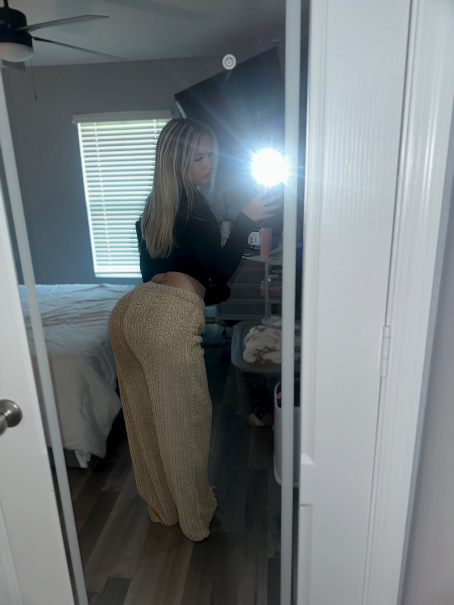 GoddessVx24's tweet photo. Woke up late,oops. 
Daily reminder: Your wallet already knows who it belongs to.. Send or stay broke watching you little bitch. https://t.co/nddIhG1HEf