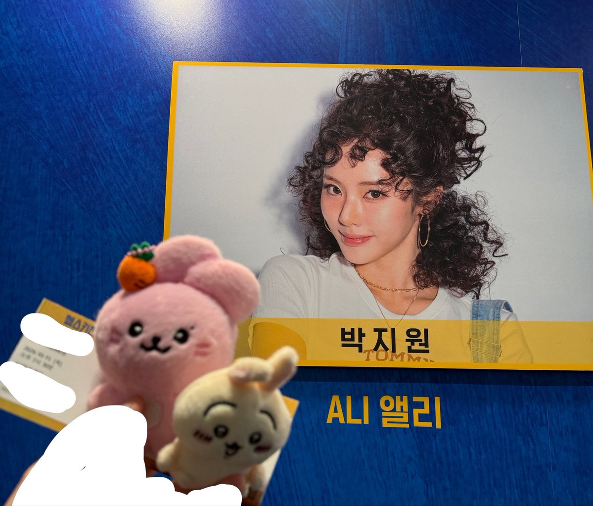 dkdkttkk's tweet photo. 261015 헬스키친 #박지원
넉한테 다가갈때 머리 촤락 넘기기 오늘 다시보니 앨리가 엄마의 행동을 흡수한거였음
저지가 데이비스 꼬실때 머리 촥 넘기면서 다가가는데 앨리가 옆에서 호기롭게 관찰하면서 습득하더라ㅜㅜ 그다음 엄마가 말을 안멈춘다 나 넉 만나러 가야돼 하고 가서 써먹는겈 저지심은 데 아기저지 난다
그리고 노원 끝나고 앉아서 신발 정비할 때 현선저지가 급손뽀뽀 날리셔서 앨리가 똑같이 뽭! 손뽀뽀 날리는데 애기같아서 존귀였음