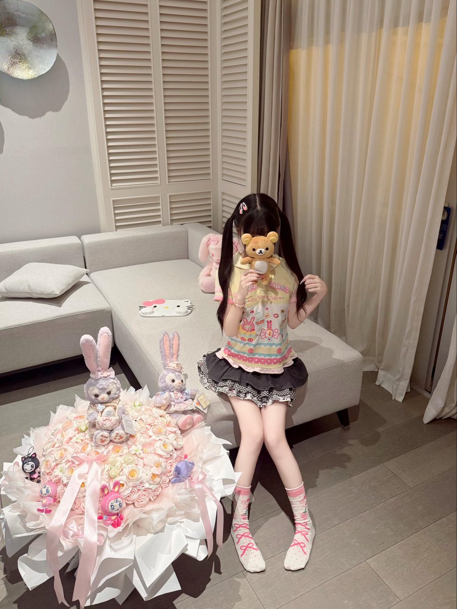 danielle74tm4's tweet photo. 现在是01:43分、新拍的                      

有人想要锐评一下我高三19岁的福嘛😌                     

（拒绝人机）赶紧看，我要删了

真没有📷流言11我真给呀 https://t.co/7VUYVKZlOz