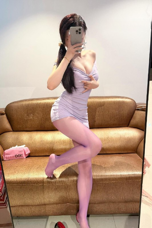 SusanMawn's tweet photo. 骚浪紧身裙，丝袜美腿翘起来等你操💦
这身材直接硬了，想把她按在沙发上��狠干一夜📷#母猪 #足交 #大奶 #丝袜美腿 #肥臀 #骚货 #sm #调教 https://t.co/mpllVE72vm