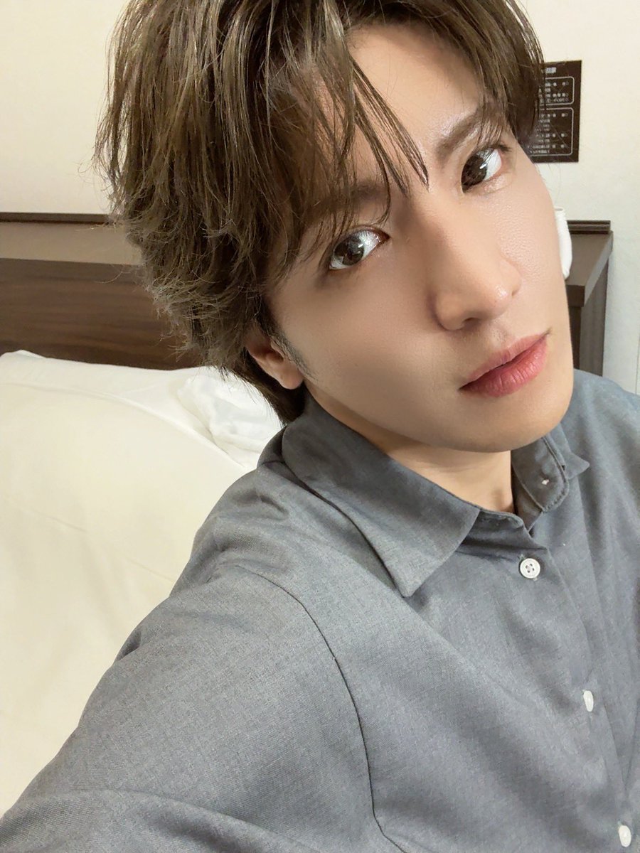 takuya_matsuri's tweet photo. おはよう☺️💕

今日はツアーin岡山🥰❤️
MATSURIとしてツアーで岡山公演は初😍❤️‍🔥

うれしいいいたのしみー🥹❣️

ちょっと期間空いたから緊張しそう🫨笑
でも本当にセトリも構成も楽しすぎるから
緊張したとしてもすぐ楽しいに変わる気がするからとにかく自分も楽しみながらみんなも笑顔にできるよう全力でステージに立って楽しみます😍💗

昨日ホテルでの自撮りが盛れたから
たくや自撮り4枚載せとくね🤣❤️‍🔥

今日お仕事や学校の方もいると思うけど
一緒に頑張ろう☺️💓
家事育児の方々も無理なくね💙🥹

みんなが幸せに笑ってくれてるのがなにより嬉しいから今日も笑っててね🥰💝

ではでは❣️
今日も良い一日を❣️😋

#MATSURI
#松岡卓弥