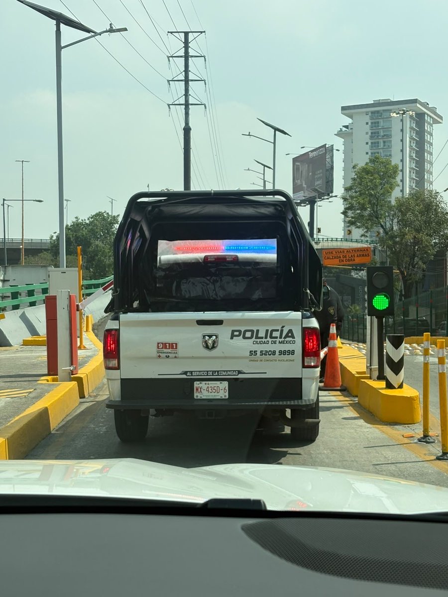 falalilla's tweet photo. @lopezdoriga @CarlosLoret @SoyNaucalpan @QuePocaMadre_Mx @PartidoMorenaMx 
Que belleza de policía!! rompiendo plumas del segundo piso!! México Mágico #abusopoder https://t.co/zFD25LbZTf