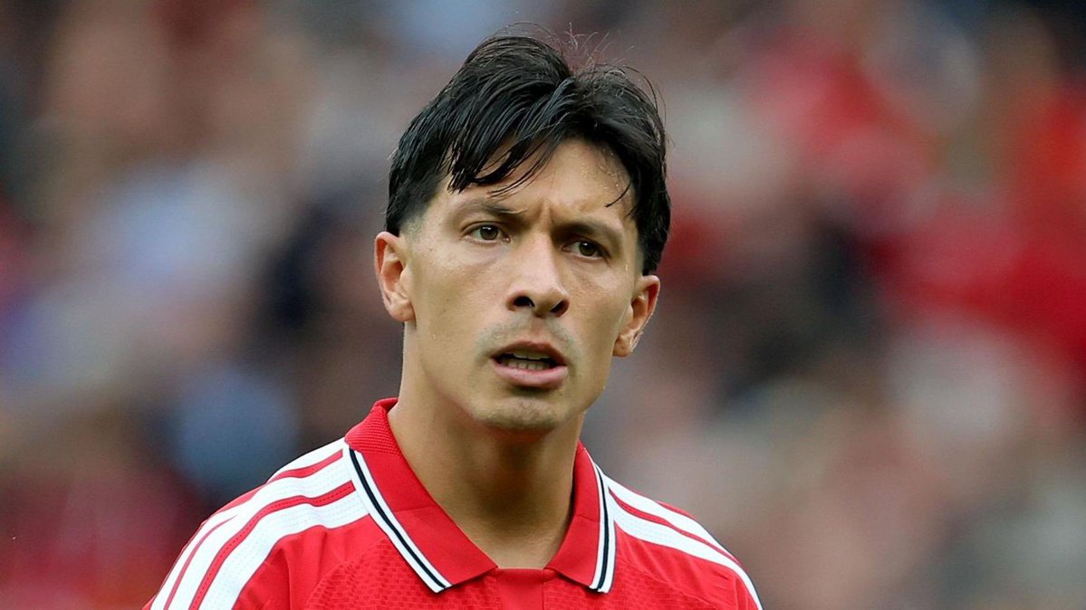 SamC_reports's tweet photo. 🚨 EXCLUSIVE: Lisandro Martínez is available for selection against Leeds on Sunday, if Michael Carrick chooses to pick him, sources say 🔴 https://t.co/dTL2XzHBeK