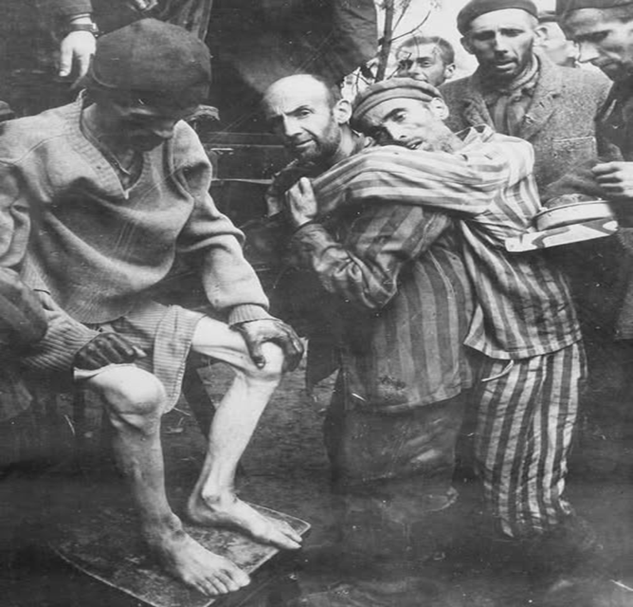 GustavoAdolf_'s tweet photo. “Ánton era judío y dueño de una de las panaderías más famosas de Alemania. Cuando le preguntaban cómo había sobrevivido al Holocausto, solía contar esta historia:
- Cuando era adolescente, los nazis nos subieron a un tren rumbo a Auschwitz. Días enteros sin comida, sin agua, sin abrigo. Nevaba. El frío era brutal. La muerte estaba en cada rincón del vagón. Junto a mí, un anciano temblaba sin parar. Yo también me estaba congelando, pero usé mis manos para frotar las suyas, su cara, sus piernas. Lo abracé toda la noche, le hablé, le pedí que no se rindiera. Cuando salió el sol, descubrí algo que me estremeció: todos los demás en el vagón habían muerto congelados. Solo quedábamos él y yo. Él vivió porque lo mantuve caliente. Yo viví porque lo mantuve vivo. El secreto de la supervivencia es calentar el corazón de los demás. Cuando das calor, lo recibes también. Cuando ayudas a vivir… vives tú también.”

CAPÍTULO VIII: "Paz y Límites" Pag. 198
#RimasDelAlma