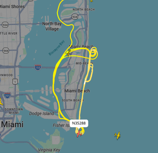 saukko505's tweet photo. there are currently 2 planes and a blimp flying GTA 6 Vice City banners on Miami Beach https://t.co/vCobGFsAs2