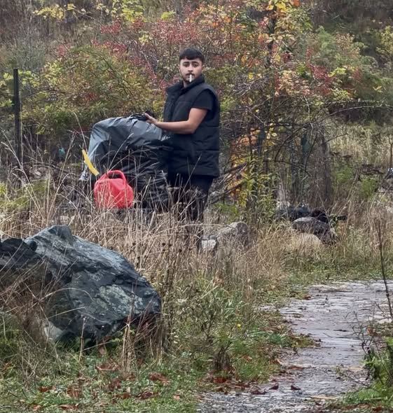 MommaHood2's tweet photo. This dirtbag was caught by my friend dumping his trash into the Saint John River. 

He ended up taking all his trash and putting it back in his trunk. https://t.co/66KDphvNyA
