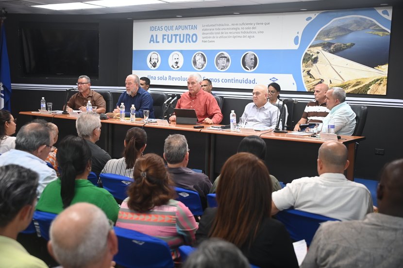 MMarreroCruz's tweet photo. La implementación de las transformaciones económicas y sociales es una oportunidad para perfeccionar la gestión y generalizar las buenas experiencias. 

Así lo destacamos, junto al Presidente @DiazCanelB, en el intercambio con el sistema empresarial y la dirección del @INRHCuba. https://t.co/O66B5F2aKN