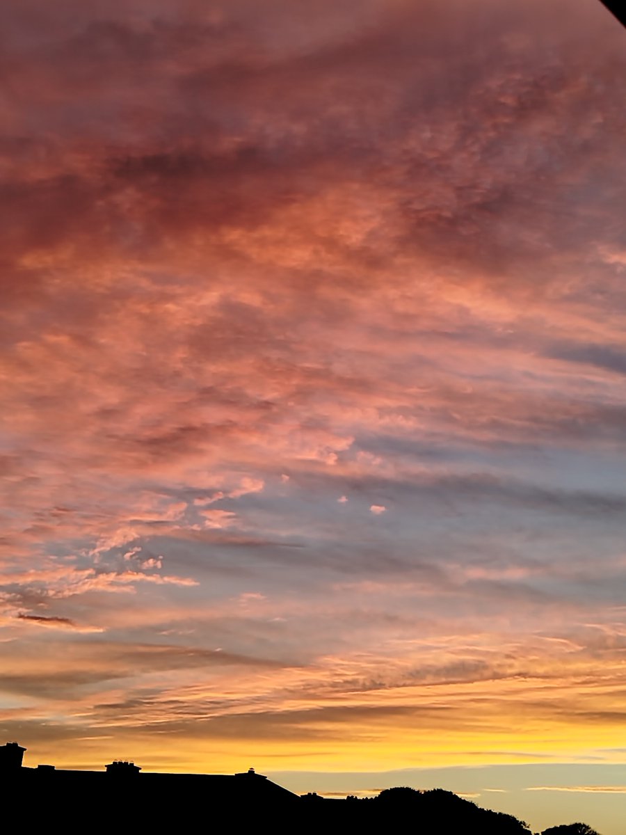ThisIsIreland3's tweet photo. Beautiful sunset skies over Cork this evening 🌅🌅

📍County Cork - Ireland 🇮🇪 

📸 Me 

#Cork #Ireland #Sunset #Corkcity https://t.co/UWyiuzSNgr