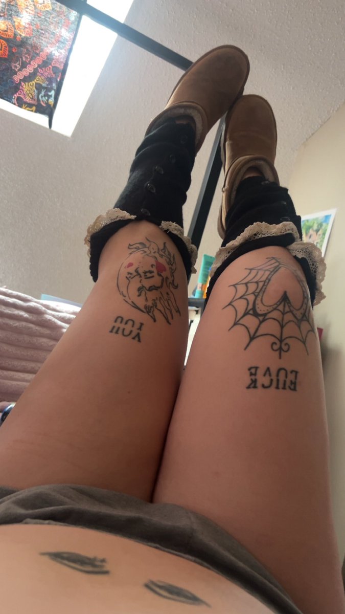 perfpinkproblem's tweet photo. i have the cutest leg warmers i’m so ready for the cold❄️💗 https://t.co/hIyiDiFkJ3