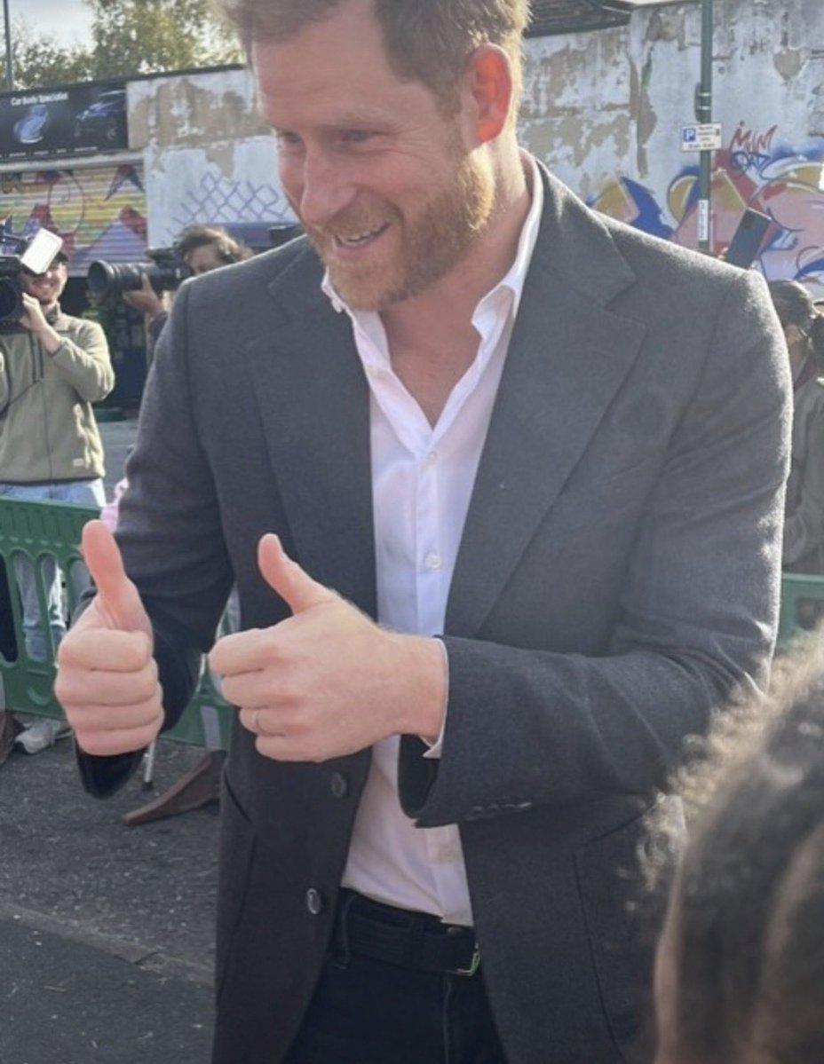 Foxybrowning's tweet photo. A Big Shoutout to Nottingham. Thank you for opening up your arms and hearts to welcome the Duke and Duchess of Sussex. I love the African Mamas who came out aloud and proud with their traditional song, Sussexes worked that crowd like a pro, I loved when Harry was talking to a group of children telling them now his son Prince Archie hates maths. The reunion with the Hub Community Women that really touch my heart, Meghan interacted with some of young people and just being so relatable and their loved being her company. Let’s talk about the flowers 💐 guys, the bouquets were absolutely beautiful. What a fantastic day for all. I hope everyone that met the Sussexes had a wonderful day and great memories. Thank you again to the City of Nottingham 👏🏽👏🏽👏🏽