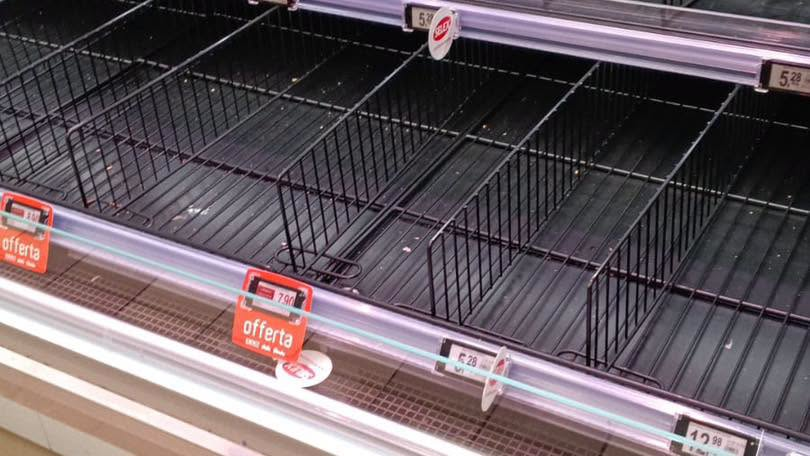 Italia24HLive's tweet photo. 🛒 Continuano i disagi per lo sciopero di agricoltori e autotrasportatori in Puglia: scaffali vuoti nei negozi e lunghe file ai pochi distributori che hanno ancora carburante.

Nelle foto di "San Severo città" la situazione negli scaffali di San Severo (FG). https://t.co/uFbaCQ4nLO