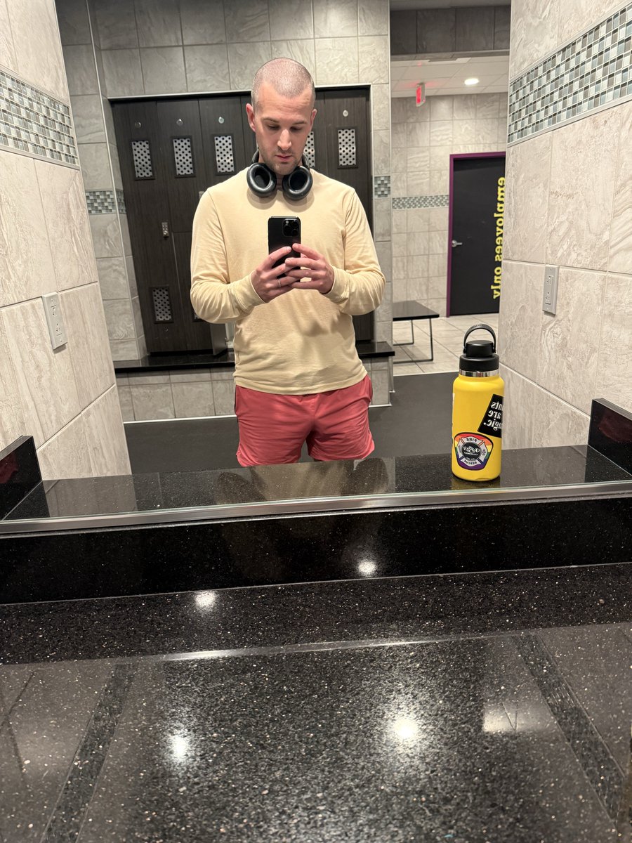 bitz_naughty's tweet photo. Long sleeves were not a good idea to wear to the gym 🤪 
#gay #gym #gymbuddy #workout https://t.co/SvOxtEs4vD