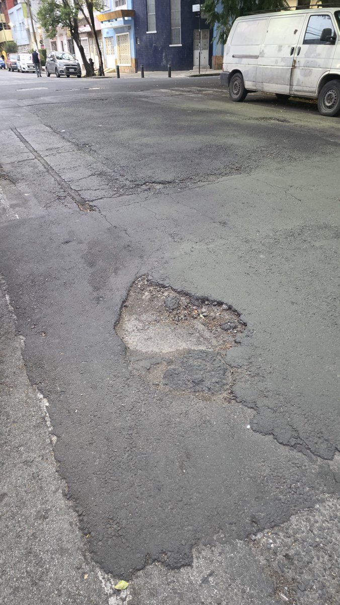 jimenahr00's tweet photo. @AccionesBJ oigan la calle de Concepción vistegui desde cuauhtémoc hasta eje central ya parece la Gustavo a madero 🫠 estas son tan solo unas pocas fotos de todos los baches que hay sobre esta calle https://t.co/8byUXWzSHX