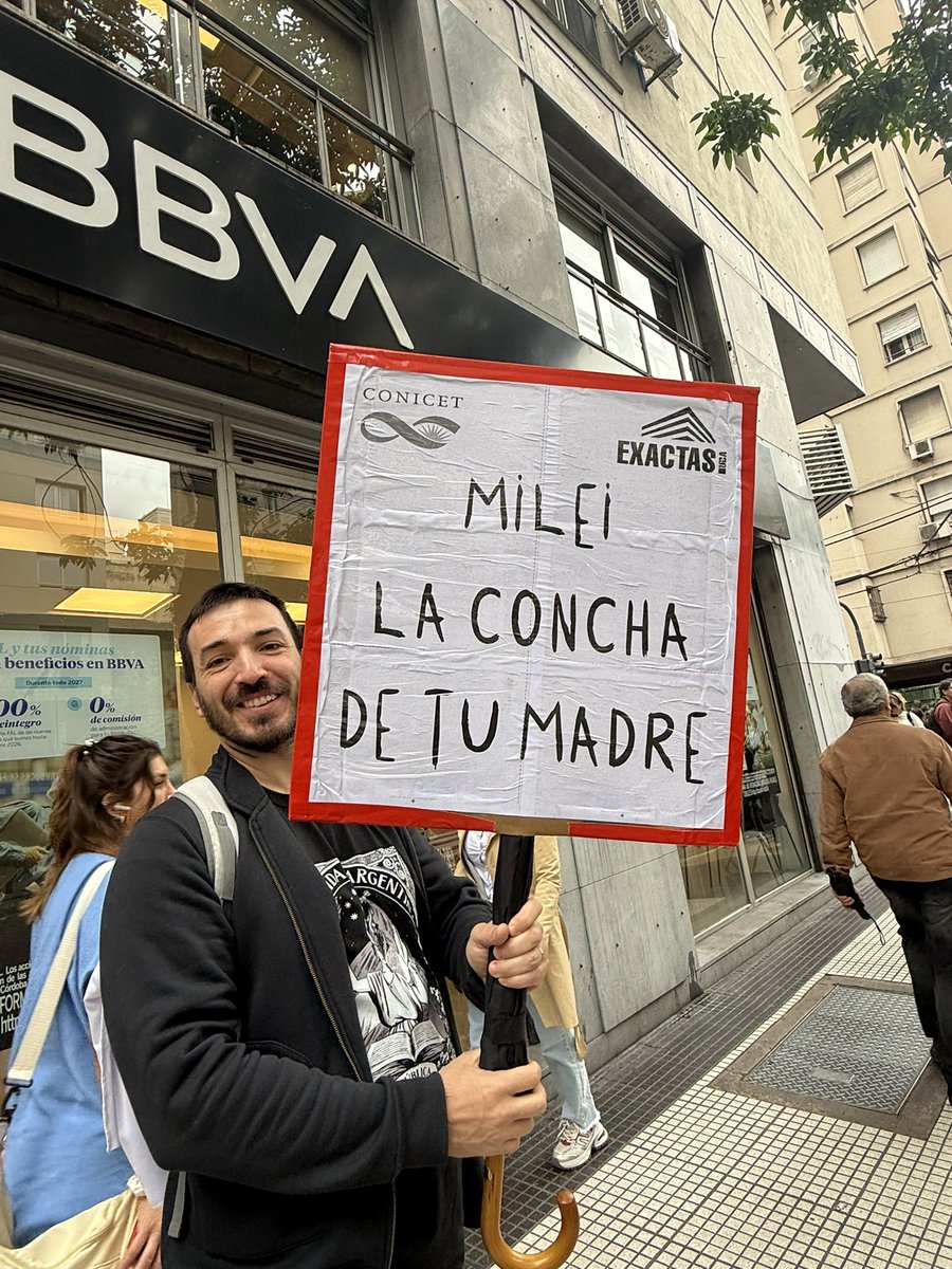 TheBratKathy's tweet photo. El mejor cartel que me crucé https://t.co/H3WAnklZ5P