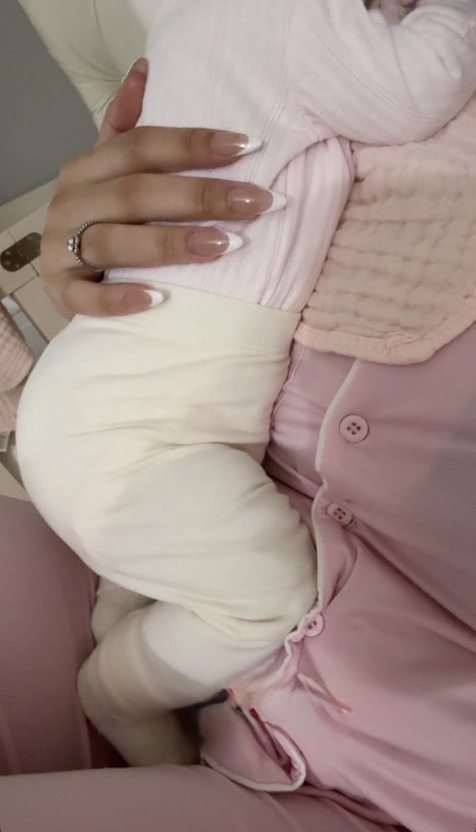 milacrosbys's tweet photo. being ur mom is my biggest blessing, thank you for choosing me. i love you daisy-mae <3 https://t.co/CFK54kcJHQ