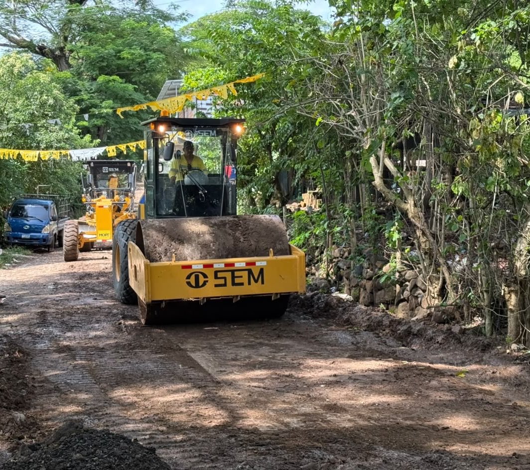 ultimahsv's tweet photo. #NuevasObras | 🇸🇻🚧 @ObrasPublicasSV continúa la intervención de la calle que conduce al Caserío Catarina, Cantón Paratao, Victoria, Cabañas, por indicación del Presidente @nayibbukele, para mejorar la conectividad de las familias.

Video: Cortesía. https://t.co/BSs9WaxhOK