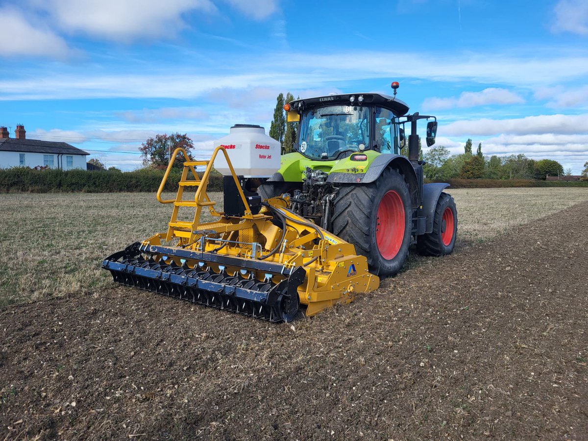 OPICOag's tweet photo. 🌱 The Alpego INVERSA IZ making light work of a tough re-seeding job!
After summer drought left the sward dead, weeds thriving and soil badly cracked, the INVERSA restored the field in a single pass.

🚜 180hp | 📏 3m | ⬇️ 3" | ⚡ 4kph | ⛽ 30L/ha

https://t.co/0qExMY6Jeh https://t.co/42YUQGUaeW