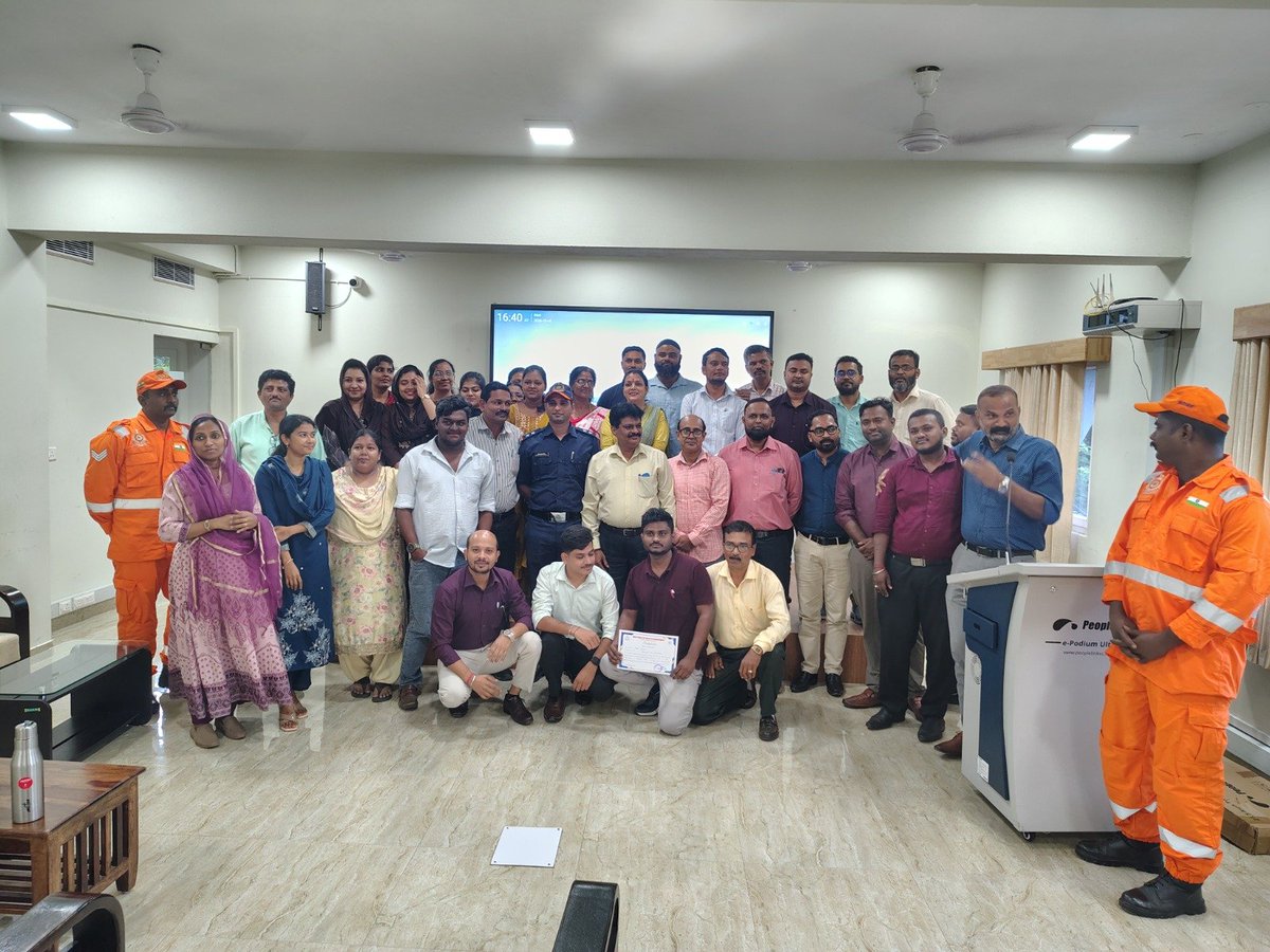 SocioMediaX's tweet photo. 04 BN NDRF (A) conducted a Disaster Management Awareness Session for Govt. School Teachers at SEOC, Sri Vijaya Puram (Port Blair). covering First Aid, CPR, life-saving techniques and disaster preparedness. 63 beneficiaries participated.
#NDRF #04BnNDRF #DisasterPreparedness