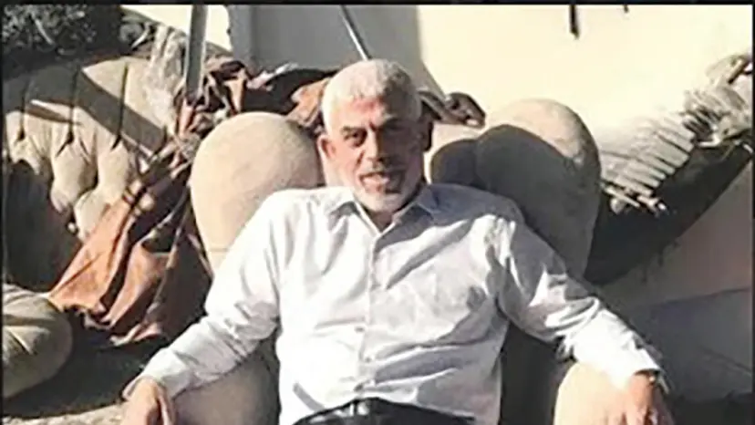 YZaatreh's tweet photo. الغُزاة إذ تشغلهم رسالة طفل يحيى السنوار!

قام جيشهم بنشر رسالة كتبها ابنه البكر (إبراهيم) في بداية الحرب عندما كان عمره عشر سنوات، وقال الجيش إنه استولى عليها عام 2024.

في رسالته إلى والده، يعبّر إبراهيم عن شوقه إليه، ويخبره أنه "يصنع مسدسات ودبابات وبنادق كلاشينكوف من الورق والكرتون"، ويعبّر عن رغبته "في الإمساك ببندقية كلاشينكوف وإطلاق النار على اليهود".

تُرفَق الرسالة برسومات لإبراهيم، تتضمّن أسلحة ودبابات قرب السياج الحدودي، وصواريخ تُطلق باتجاه "الكيان".

مراسل "معاريف" العسكري كتب يقول إن الرسالة والرسومات "تكشف كيف تنعكس أيديولوجية السنوار الإجرامية في تربية أبنائه، وتكشف عن تأثير قيم حماس القائمة على الكراهية والعنف على جيل الشباب في قطاع غزة".

لا يُستبعد بناء على ذلك أن يُبادروا إلى اغتيال إبراهيم، على اعتبار أنه "مشروع إرهابي". ألم يقتلوا عشرات الآلاف من الأطفال مع تبرير من حاخامات وساسة، يرونهم "مشاريع إرهابيين"، وإن صنّفوا قتلهم بأنه "خطأ عرضي"، بحسب توصيف الفيلم الذي أثار جنونهم.

هذا شعب يدافع عن نفسه، ويريد تحرير أرضه، ولا مقارنة أبدا بينه وبين قتلة تمّ تجميعهم من أصقاع الأرض، وأمعنوا فيه قتلا وتشريدا.