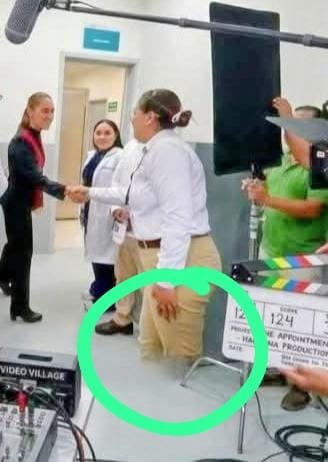 ManuelVegaMX's tweet photo. Cuando a todo el país le hacen creer que la presidentE @Claudiashein anda recorriendo el IMSS Dinamarca... ¡oh sorpresa!, en un vil set de televisión y un vil engaño al pueblo mexicano.

No tiene madre la desfachatez de esta desprestigiada presidentilla pedorra.
. https://t.co/KaYLk6r9jF