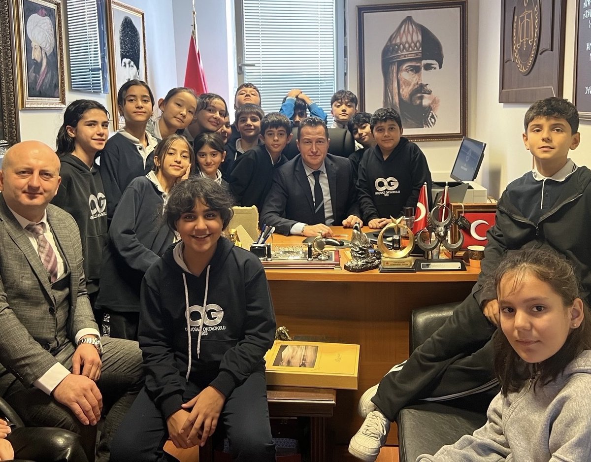 kultiginmedya's tweet photo. Bebek katili çeteyi çökerten savcımız Yavuz Engin, çocuklarımızı makamında ağırladı. https://t.co/ypLabWuagc