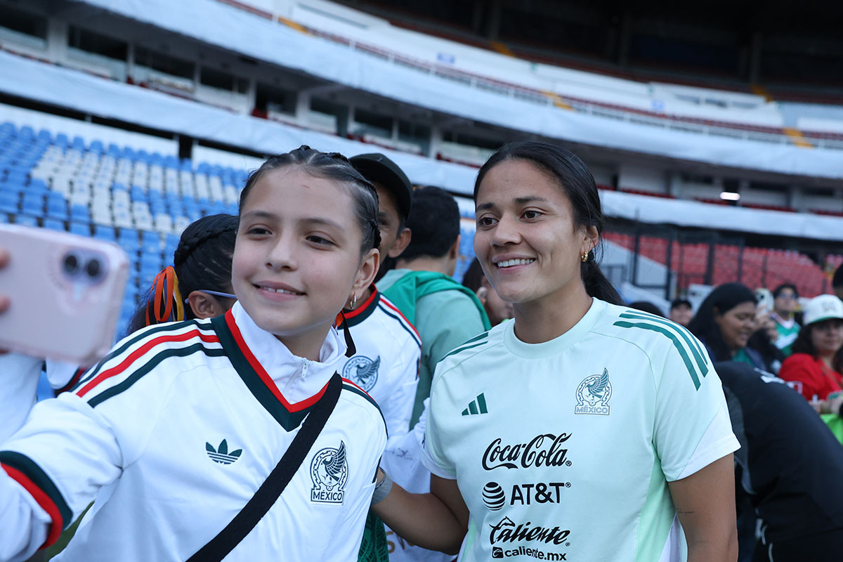FMF's tweet photo. Un sueño cumplido. 🏆 

Las campeonas del #MundialitoEscolar2026 de la Escuela Primaria José González Martínez, de Jalisco, y la secundaria del Colegio del Rey, de Baja California, convivieron con @Miseleccionfem. 💚

#MundialitoEscolar2026 https://t.co/yRJOxp5yxI
