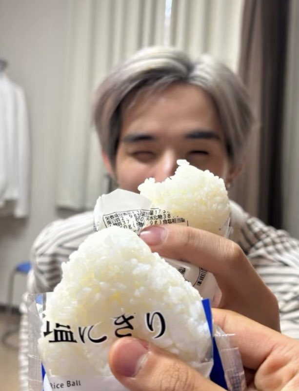 astrmeow's tweet photo. ฮือ ตุ้ยมาแย้ว ลุกพี่ผมว่ะ อวยพรก็น่ารัก รุปน้องฮงในเครื่องตุ้ยก็น่ารัก ㅜㅜㅜㅜㅜㅜ https://t.co/6tkrg8OCVj