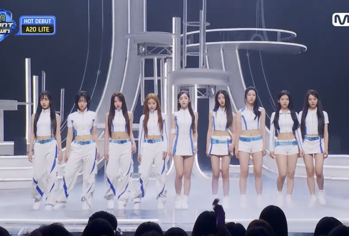 lostinyun's tweet photo. eu amei isso aqui 4 com calça, 4 com saia/short e apenas uma de vestido o kpop ta vivo!! https://t.co/Z5gPEE3kmM
