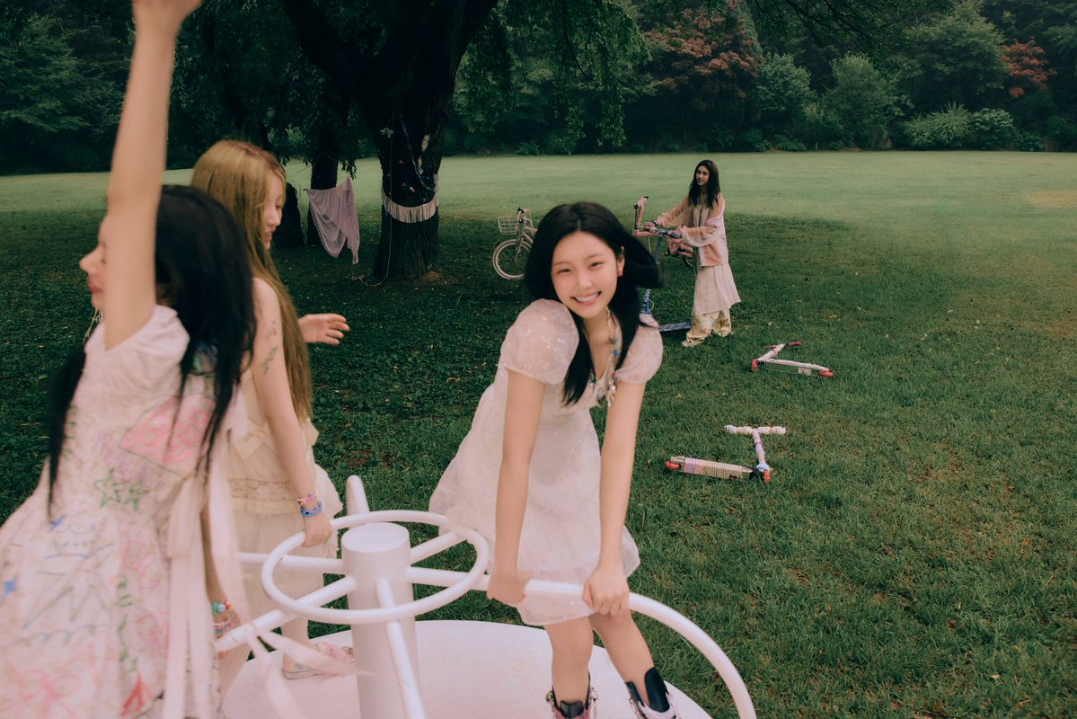 wishofworld_'s tweet photo. The only similarity is the lighting, which many groups have used  before and doesn't exclusively belong to anyone so you're weird for gatekeeping it.
As for the styling, illit are known for poofy frilly dresses &amp; have been wearing outfits like this before your group even existed https://t.co/4K90udGU9y