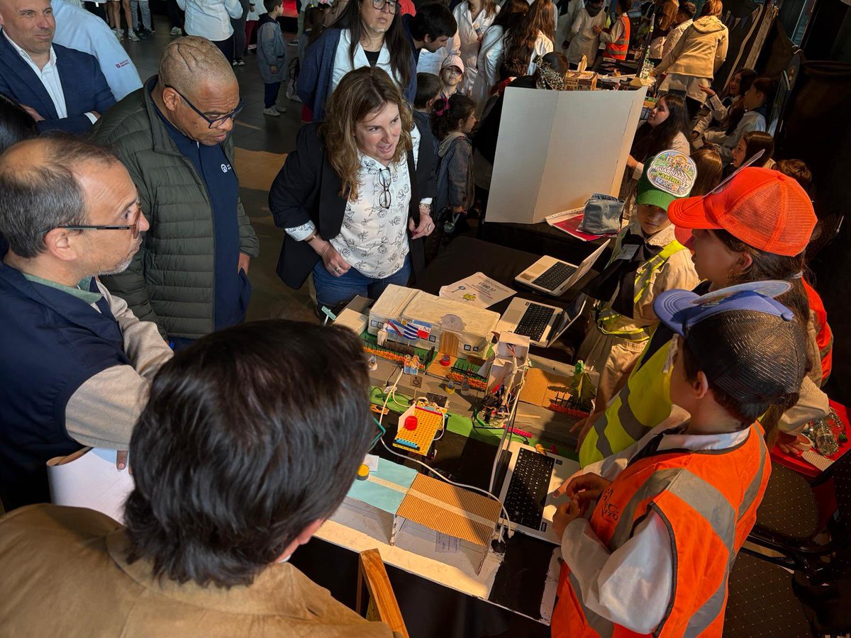 UNASEV's tweet photo. ℹ️ Participaron las Escuelas 98, 130, 131,90 37 y 2 de la ciudad de Colonia. El objetivo es el desarrollo de proyectos sobre seguridad vial para mejorar sus entornos escolares. Niños y niñas, investigaron, analizaron, discutieron y dieron forma a los proyectos que hoy exhiben. https://t.co/NKntH8gaav