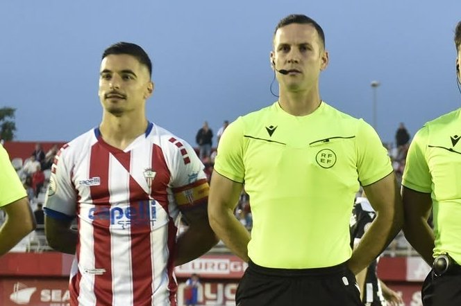 deportescg's tweet photo. ⚽️ #futbol El #mallorquin Saiz Villares pita el @AlgecirasCF-@cfhercules. Dos empates con los #Albirrojos y 5 rojas, una a Javi Vázquez. Pitó también a @Adriancolunga7 con el Murcia (0-0). A los alicantinos: 2 derrotas y 1 igualada. Los datos, aquí 👇👇
https://t.co/0cBqTEwbNo https://t.co/BZkKVlD18A