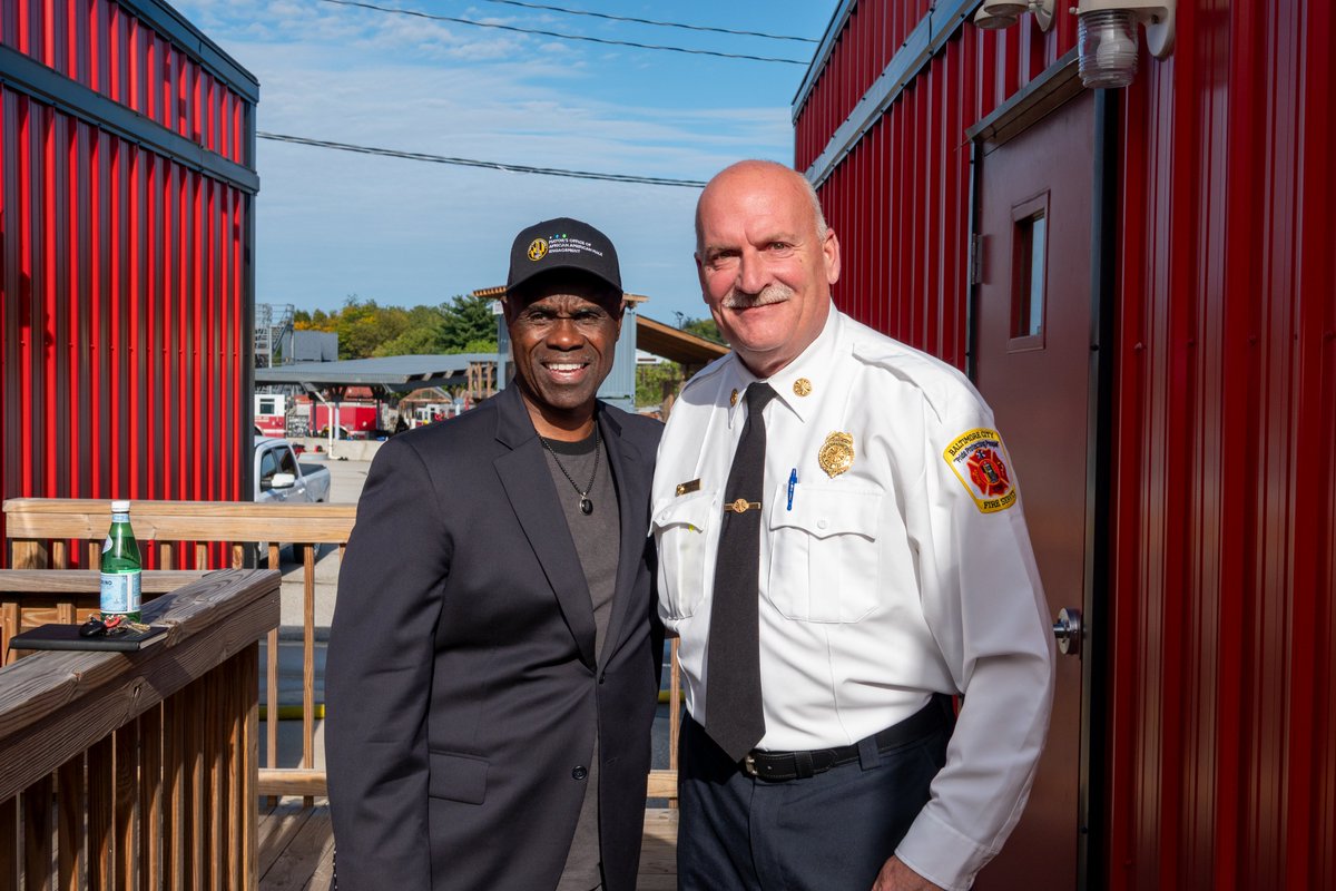 BaltimoreFire's tweet photo. This morning, BCFD welcomed Dr. Andrey Bundley of the Mayor’s Office of African American Male Engagement to the Fire Academy for an empowering talk with our cadets. Thank you for encouraging our next generation!

#BCFD #FireAcademy #Cadets https://t.co/zJYkQLDmo9