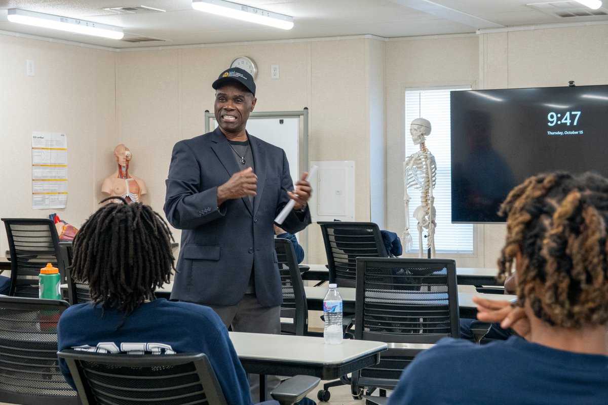 BaltimoreFire's tweet photo. This morning, BCFD welcomed Dr. Andrey Bundley of the Mayor’s Office of African American Male Engagement to the Fire Academy for an empowering talk with our cadets. Thank you for encouraging our next generation!

#BCFD #FireAcademy #Cadets https://t.co/zJYkQLDmo9