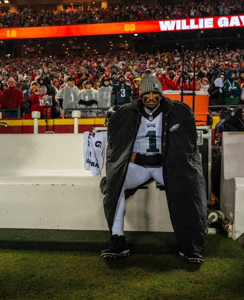 Robhuncho2x's tweet photo. Football aside I pray Jalen is okay and hope the clot isn’t serious get well soon G1DBAM🙏🏽💚 https://t.co/h0sSiwFg9V