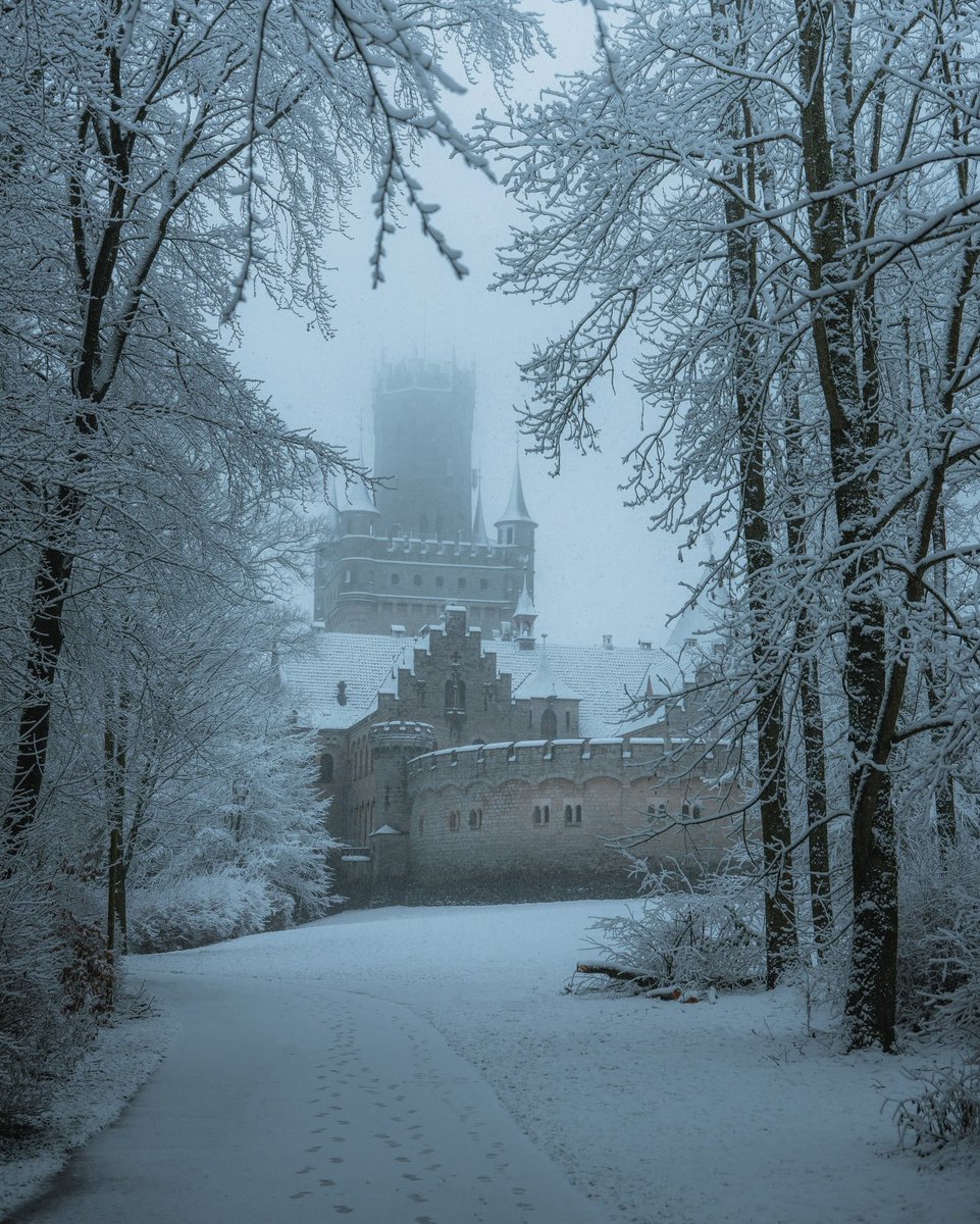 wildflowerdaysi's tweet photo. Schloss Marienburg castle in winter https://t.co/KbFnSSNsxC
