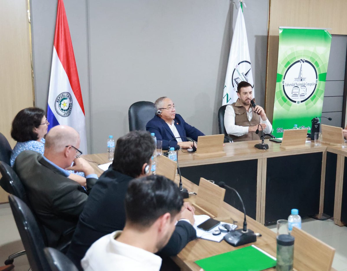 UEmbPy's tweet photo. Formación forestal que conecta con el mercado

🌳🇪🇺 Nuestro equipo de la Delegación viajó a Concepción  junto a representantes de la Agencia Nacional Finlandesa de Educación,  de la Universidad HAMK y del @MECpy para trabajar en una propuesta de apoyo a la educación superior que fortalezca el vínculo  entre las universidades y la cadena de valor forestal, acercando la  formación a las necesidades del mercado.

La UE financiará la propuesta en el marco de la  estrategia Global Gateway, y se construirá junto al sector público, sector privado y la academia.

📍 Se realizaron visitas y reuniones en la Gobernación de Concepción @concepciongober, la Universidad de Concepción @UncConcepcion, el Centro Regional Educativo y @paracelpy. 

#UEenParaguay #GlobalGateway
