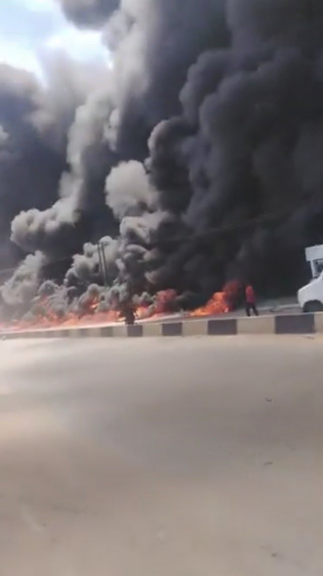 instablog9ja's tweet photo. Fire outbreak reported at Oluku Market in Benin City, Edo State, shortly after residents were seen scooping fuel from a fallen tanker. https://t.co/jwVcw86nQB