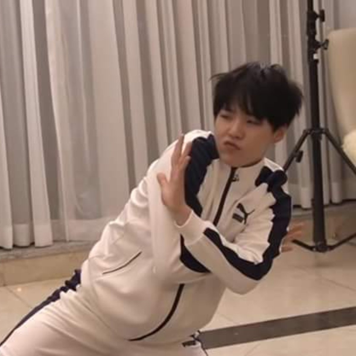 b2bsuga's tweet photo. i miss this specific yoongi thing https://t.co/WZkhJlz6Kv